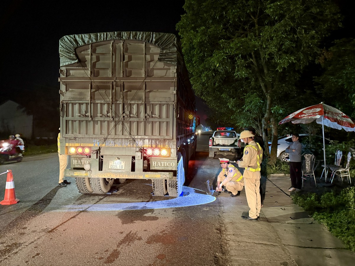 Tổ chuyên đề xử lý xe chở quá tải trọng, thuộc Phòng CSGT, Công an thành phố Huế làm nhiệm vụ tại địa bàn xã A Lưới 2 (km340)