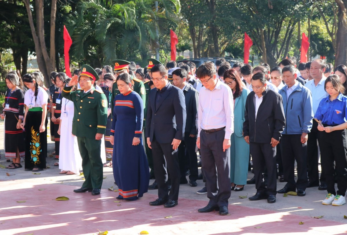 Lãnh đạo tỉnh dâng hương tưởng niệm các chiến sĩ cách mạng đã hy sinh tại Di tích lịch sử Nhà Ngục Kon Tum Lãnh đạo tỉnh dâng hương tưởng niệm các chiến sĩ cách mạng đã hy sinh tại Di tích lịch sử Nhà Ngục Kon Tum