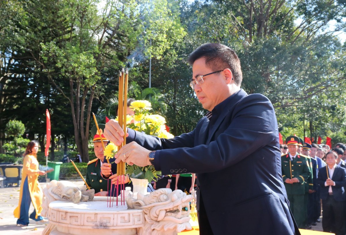 Chủ tịch UBND tỉnh Nguyễn Hoàng Giang dâng hương tại Di tích Nhà Ngục Kon Tum Chủ tịch UBND tỉnh Nguyễn Hoàng Giang dâng hương tại Di tích Nhà Ngục Kon Tum