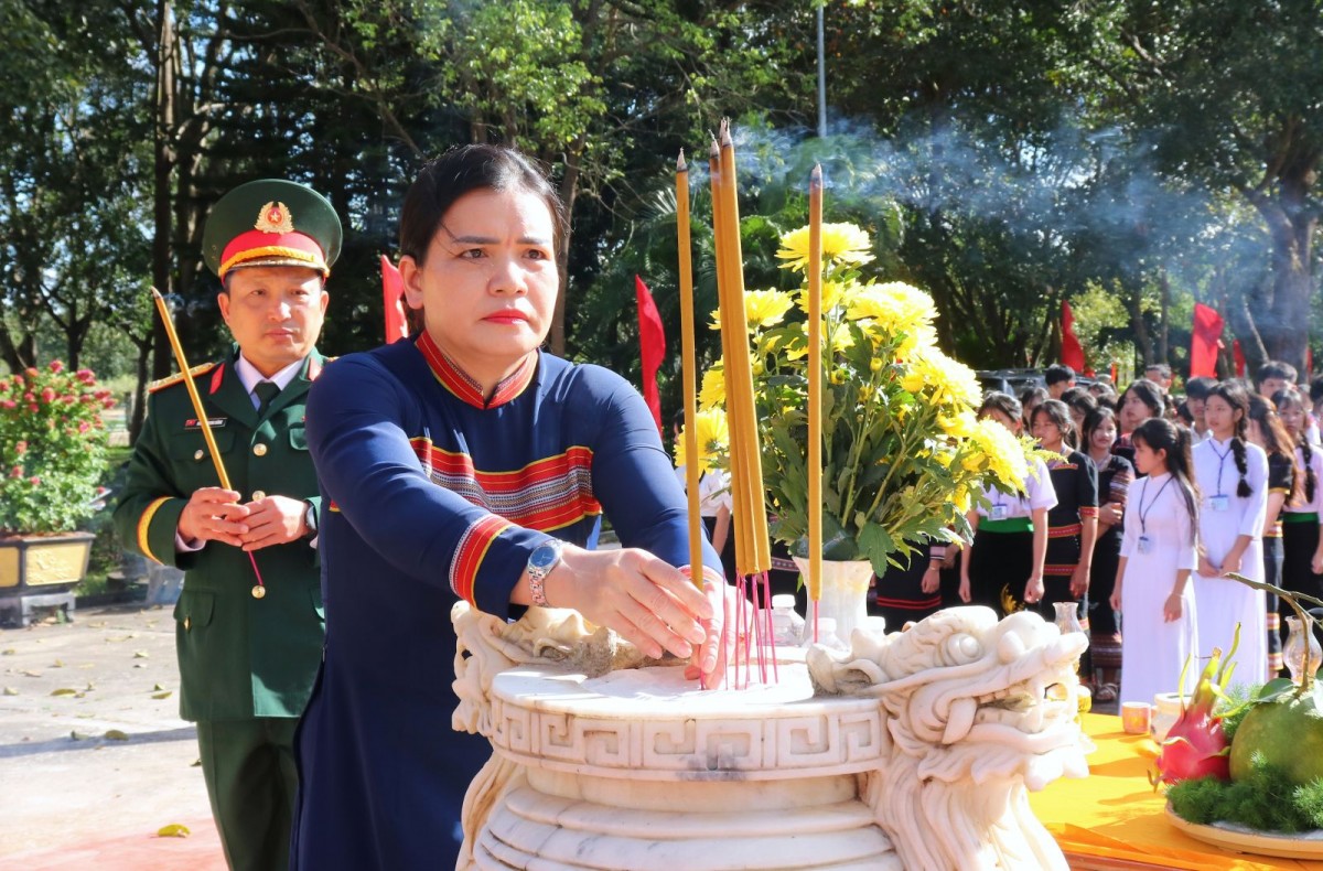 Phó Chủ tịch Thường trực UBND tỉnh Y Ngọc dâng hương tại Di tích Nhà Ngục Kon Tum Phó Chủ tịch Thường trực UBND tỉnh Y Ngọc dâng hương tại Di tích Nhà Ngục Kon Tum