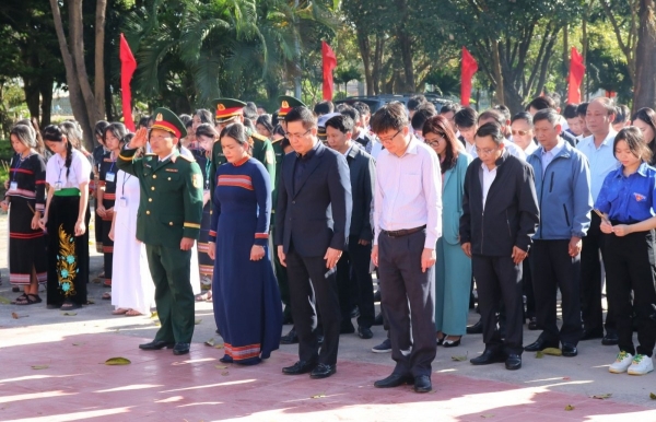 Chủ tịch UBND tỉnh Quảng Ngãi dâng hương tưởng niệm Di tích Nhà Ngục Kon Tum