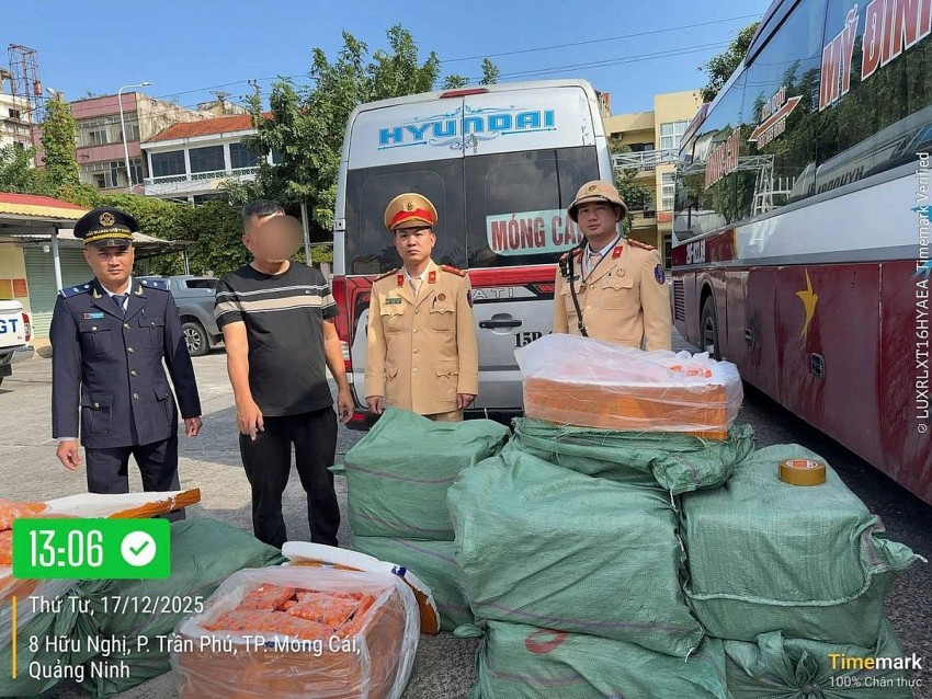 Lái xe và 12 thùng xốp, mỗi thùng chứa 40kg trứng gà non đông lạnh.