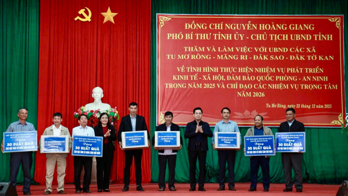 Chủ tịch UBND tỉnh Nguyễn Hoàng Giang trao 30 suất quà cho học sinh có hoàn cảnh khó khăn tại 4 xã​​​​​
