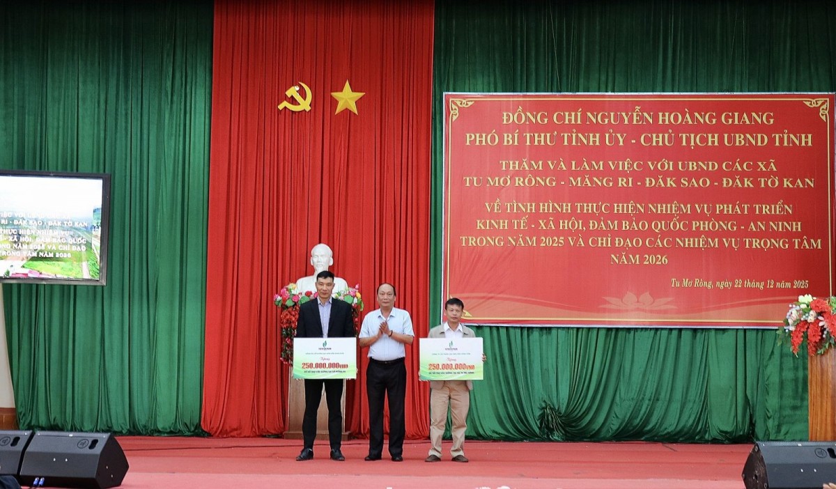 Công ty Cổ phần Lọc hóa dầu Bình Sơn tài trợ xã Tu Mơ Rông và Măng Ri 250 triệu đồng mua cây giống, ươm mầm tương lai xanh