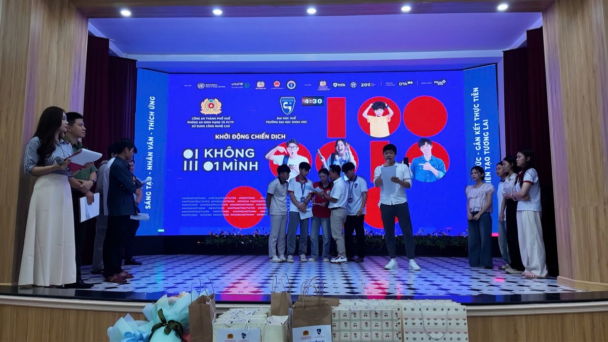 Công an thành phố Huế phối hợp với Trường Đại học Khoa học - Đại học Huế tổ chức chiến dịch “Không một mình - Cùng nhau an toàn trực tuyến”.