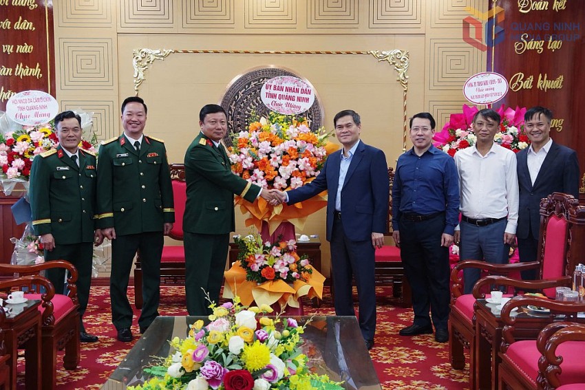 Chủ tịch UBND tỉnh chúc mừng cán bộ, chiến sĩ Bộ Chỉ huy Quân sự tỉnh.