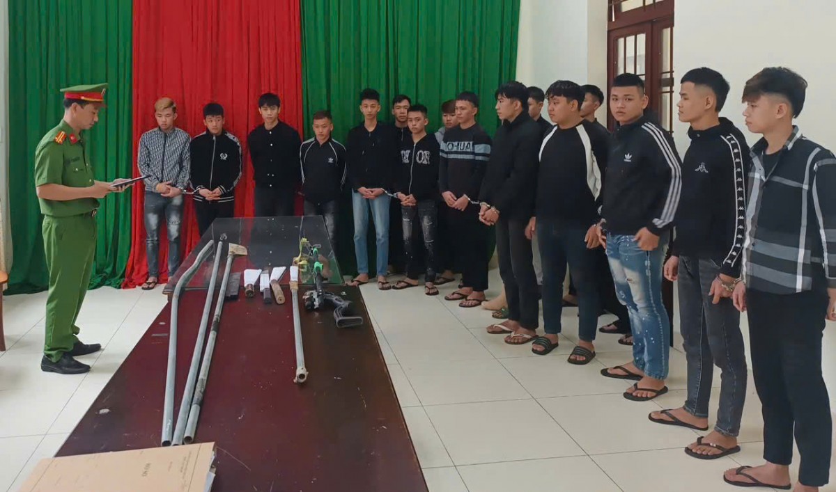 Các đối tượng bị khởi tố, bắt giữ cùng tang vật là dao, rựa, tuýp sắt tại trụ sở cơ quan công an, phục vụ điều tra hành vi gây rối trật tự công cộng.