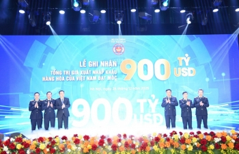 Thương mại Việt Nam lập cột mốc mới, xuất nhập khẩu năm 2025 vượt 900 tỷ USD