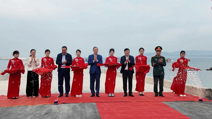 Cắt băng khánh thành Khu neo đậu tránh trú bão cho tàu cá Cô Tô. Ảnh:Quangninh.gov
