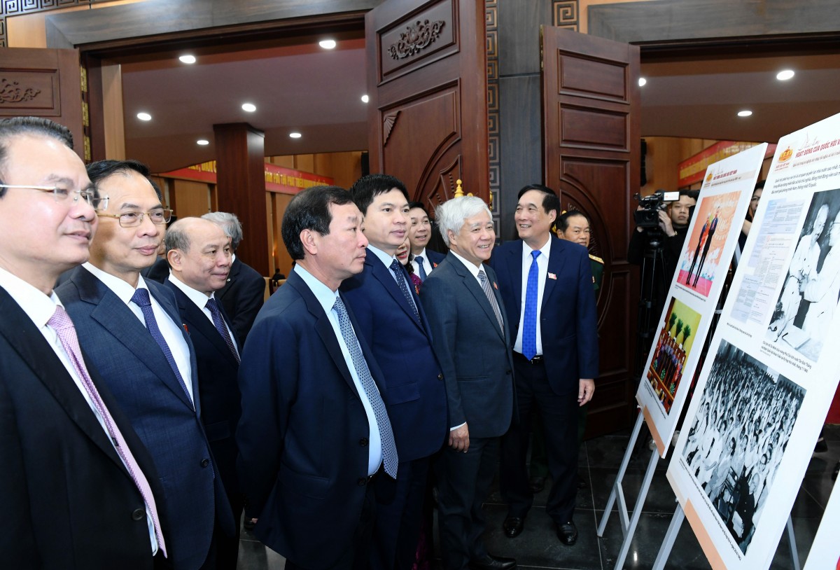 Phó Chủ tịch Thường trực Quốc hội Đỗ Văn Chiến cùng các đại biểu tham quan khu trưng bày hình ảnh về hoạt động của Quốc hội. Ảnh: Lâm Hiển Báo Đại biểu Nhân dân