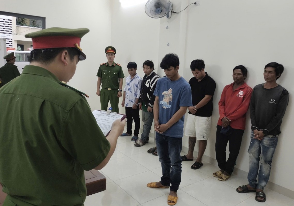 Khởi tố 7 đối tượng đào xác heo bệnh để xẻ thịt bán ra thị trường