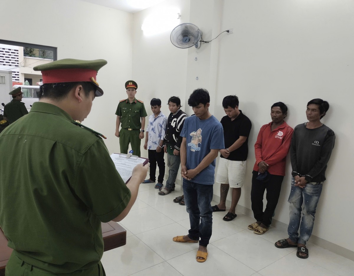 Khởi tố 7 đối tượng đào xác heo bệnh để xẻ thịt bán ra thị trường