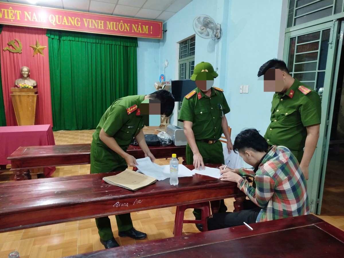 Công an xã Sơn Cẩm Hà lập biên bản, hoàn thiện hồ sơ xử lý đối tượng vi phạm pháp luật về ma túy theo đúng quy định.