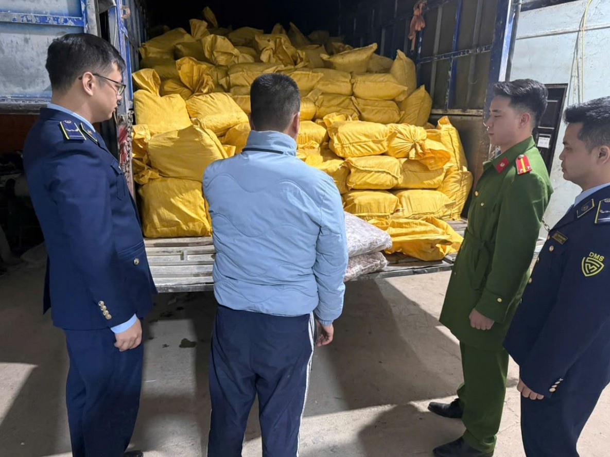 Thu giữ gần 12 tấn chân gà đông lạnh không rõ nguồn gốc tại Cao Bằng