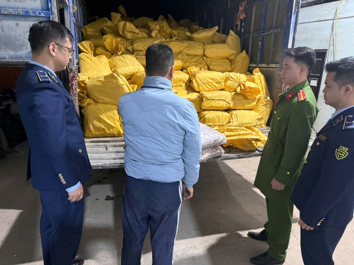 Thu giữ gần 12 tấn chân gà đông lạnh không rõ nguồn gốc tại Cao Bằng