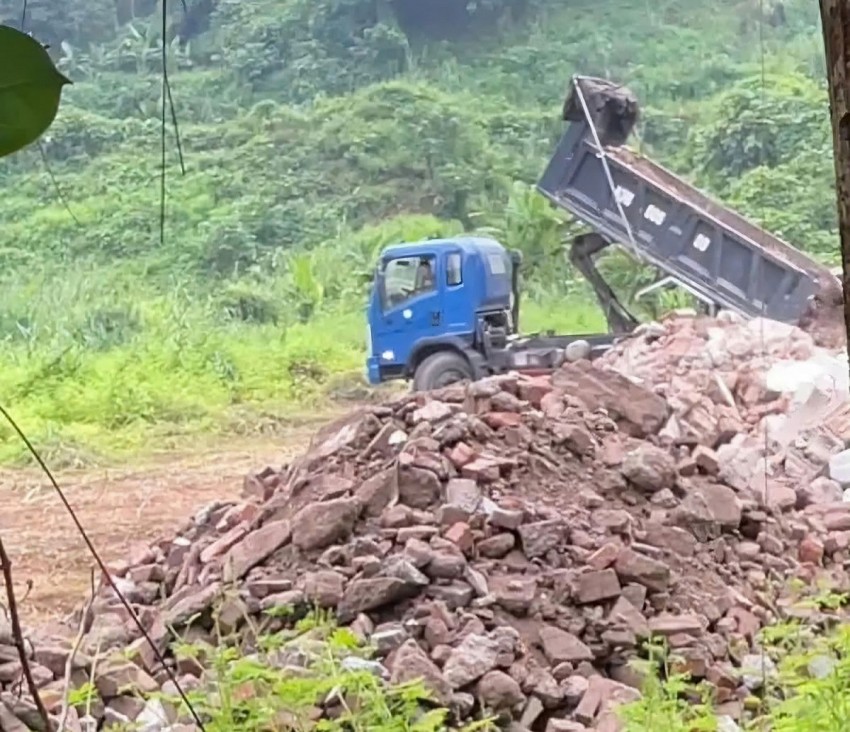 Lào Cai: Khởi tố đối tượng đổ hơn 360 tấn chất thải xây dựng gây ô nhiễm môi trường