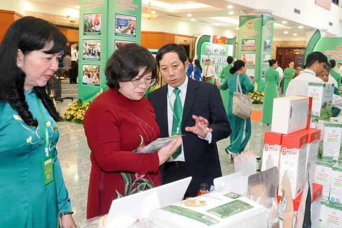 Phát triển nông nghiệp theo hướng sinh thái, hữu cơ, ứng dụng công nghệ cao