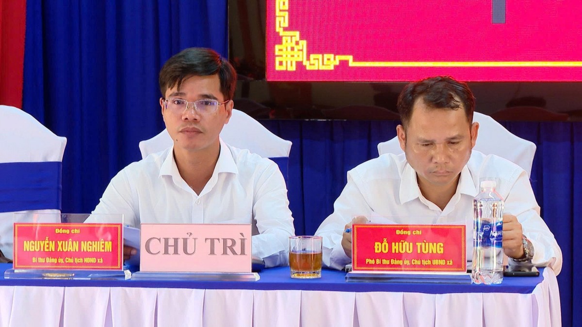 Bí thư đảng ủy, chủ tịch HĐND xã Nguyễn Xuân Nghiêm và phó bí thư, chủ tịch UBND Đỗ Hữu Tùng