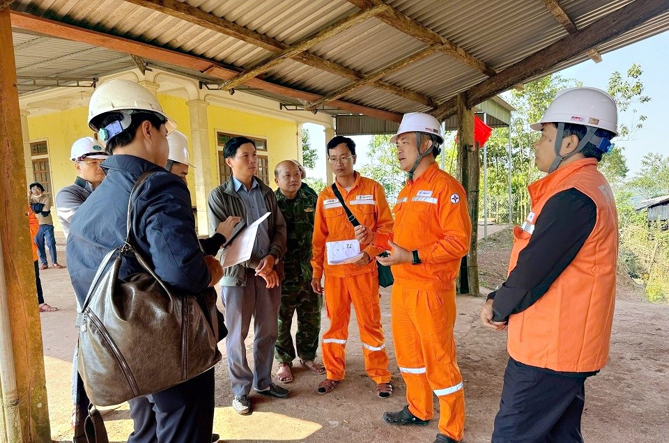 Góp phần đưa ánh sáng về vùng “lõm điện, lõm sóng”, nhiều tập thể, cá nhân được Nghệ An khen thưởng