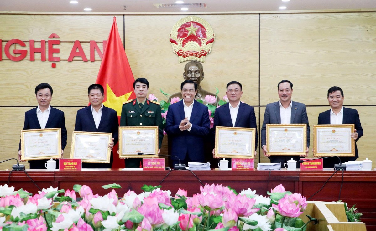 Góp phần đưa ánh sáng về vùng “lõm điện, lõm sóng”, nhiều tập thể, cá nhân được Nghệ An khen thưởng