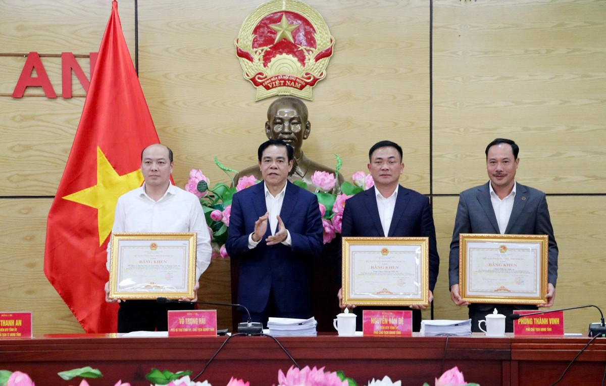 Nghệ An khen thưởng nhiều tập thể, cá nhân góp phần đưa ánh sáng về vùng “lõm điện, lõm sóng”