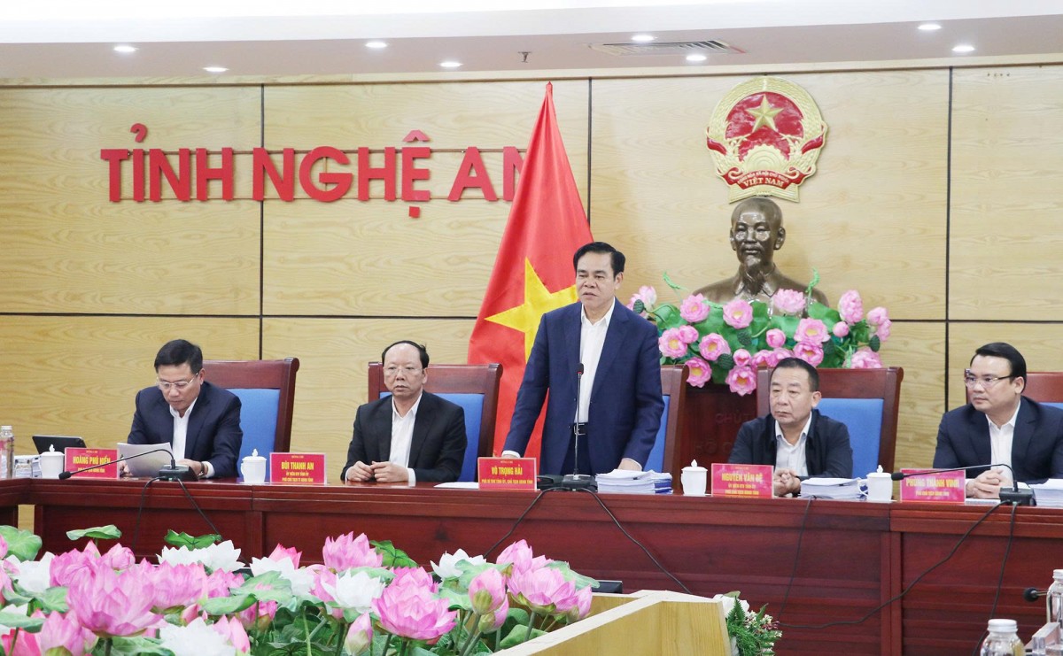 Góp phần đưa ánh sáng về vùng “lõm điện, lõm sóng”, nhiều tập thể, cá nhân được Nghệ An khen thưởng