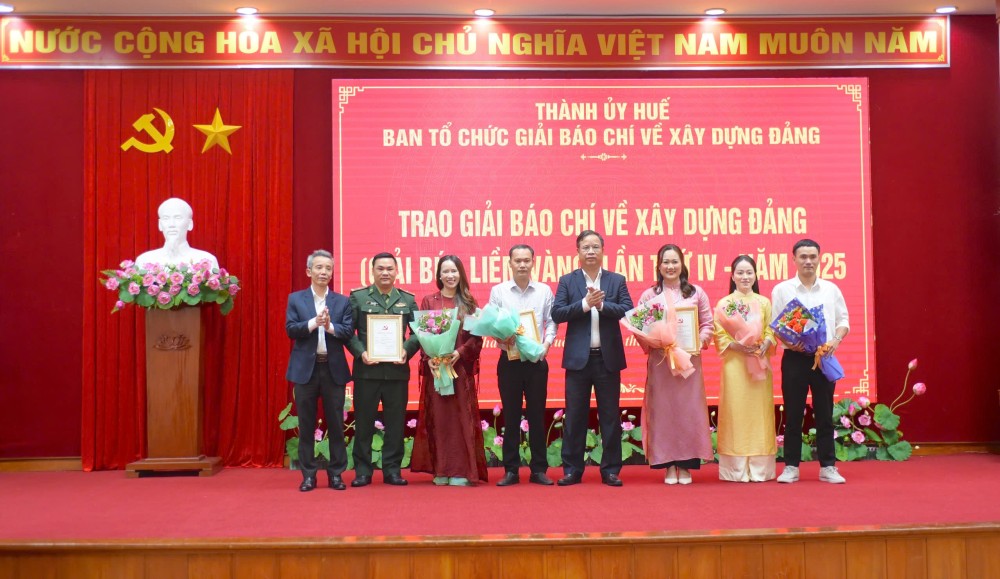 Tại hội nghị đã diễn ra Lễ trao Giải Báo chí về xây dựng Đảng thành phố Huế lần thứ IV