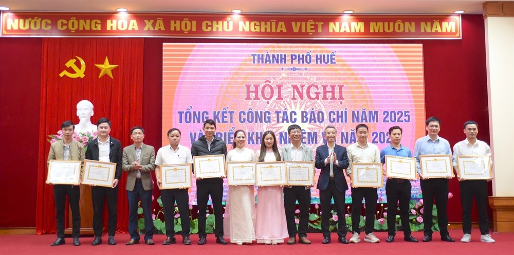 Tại hội nghị đã diễn ra Lễ trao Giải Báo chí về xây dựng Đảng thành phố Huế lần thứ IV