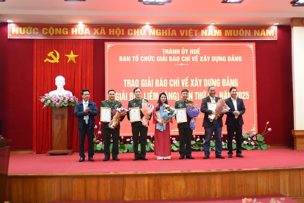 Tại hội nghị đã diễn ra Lễ trao Giải Báo chí về xây dựng Đảng thành phố Huế lần thứ IV