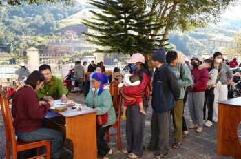 Tu Mơ Rông hoàn thành chi trả hơn 212 triệu đồng quà Tết cho các đối tượng chính sách