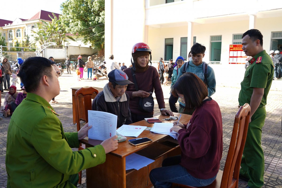 Tu Mơ Rông hoàn thành chi trả hơn 212 triệu đồng quà Tết cho các đối tượng chính sách