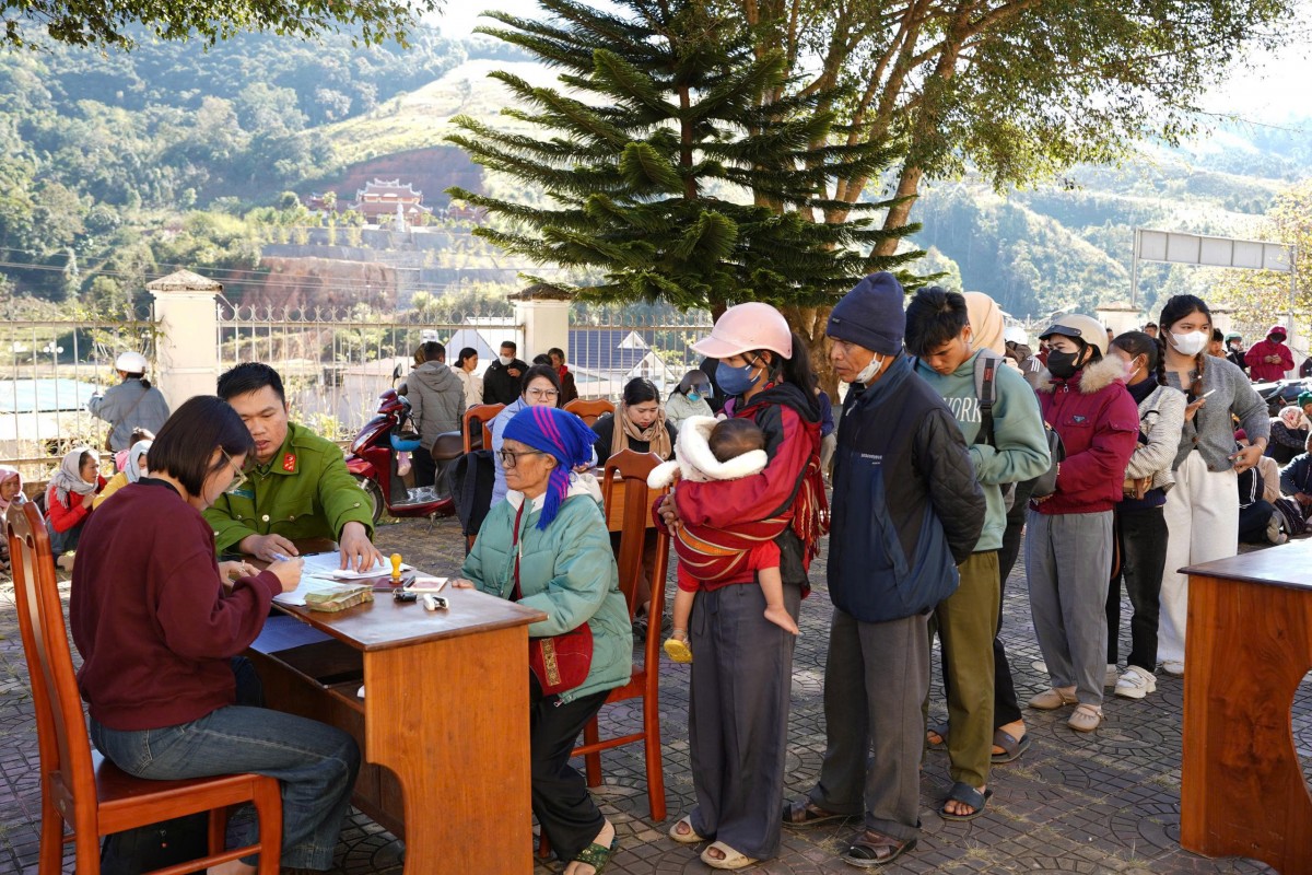 Tu Mơ Rông hoàn thành chi trả hơn 212 triệu đồng quà Tết cho các đối tượng chính sách