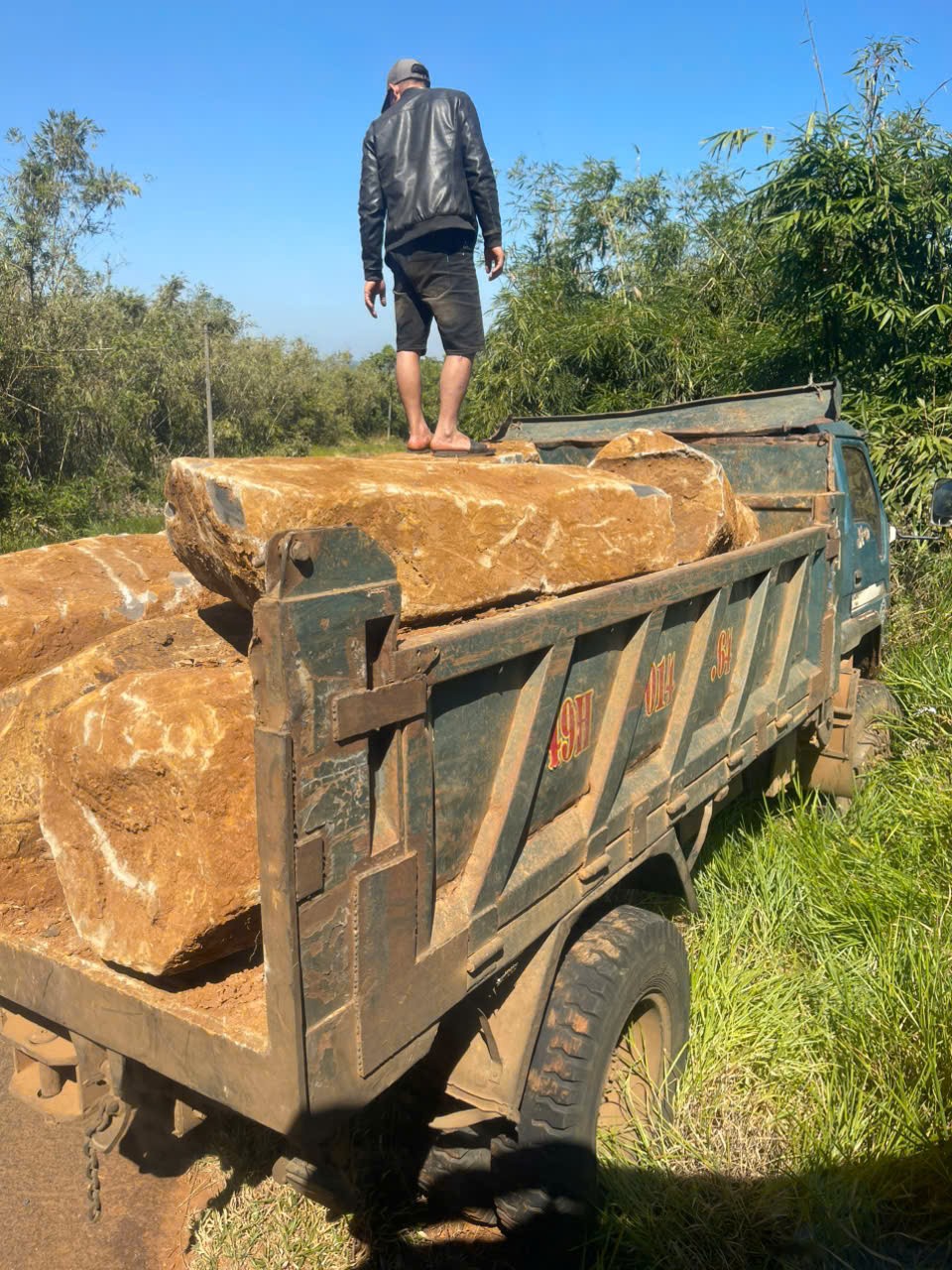 Lâm Đồng: Xã Tuy Đức phát hiện vụ vận chuyển đá cây không rõ nguồn gốc, xuất xứ