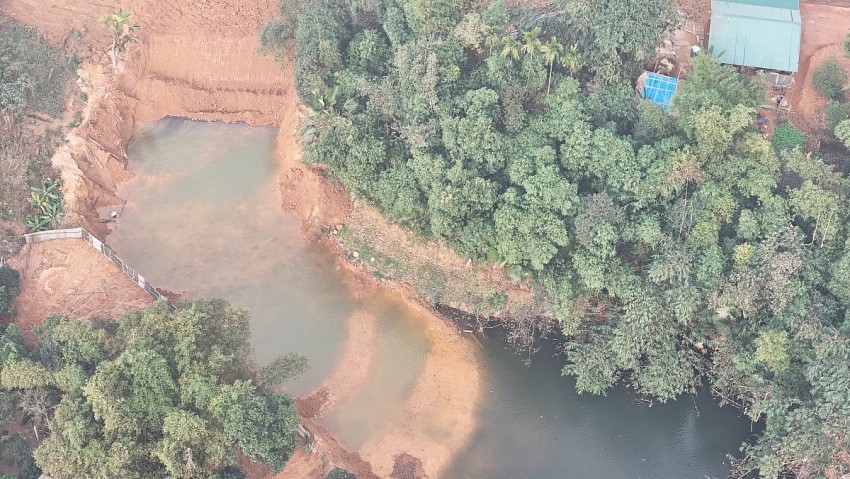 Gần một tháng sau lệnh xử phạt, hồ thủy lợi đập Đầm Xanh vẫn “ngập đất thải”