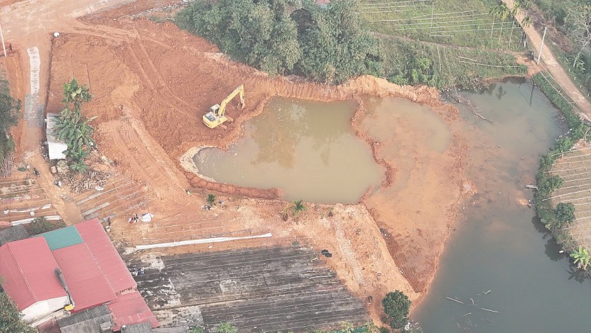 Gần một tháng sau lệnh xử phạt, hồ thủy lợi đập Đầm Xanh vẫn “ngập đất thải”