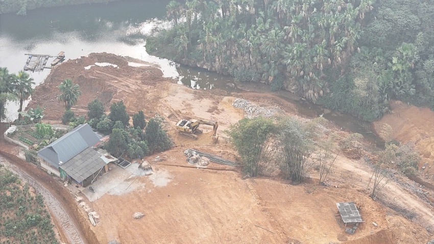 Gần một tháng sau lệnh xử phạt, hồ thủy lợi đập Đầm Xanh vẫn “ngập đất thải”