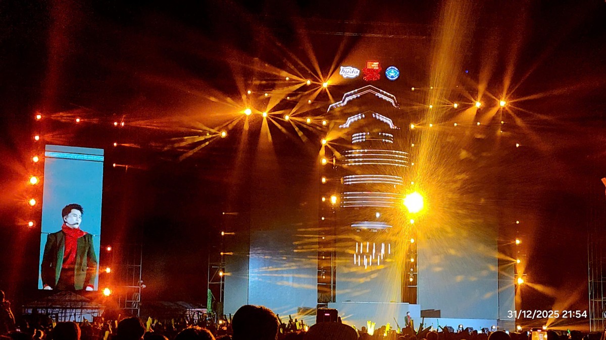 Chương trình Countdown – Chào năm mới 2026 được dàn dựng trên sân khấu ngoài trời với hệ thống âm thanh, ánh sáng hiện đại...