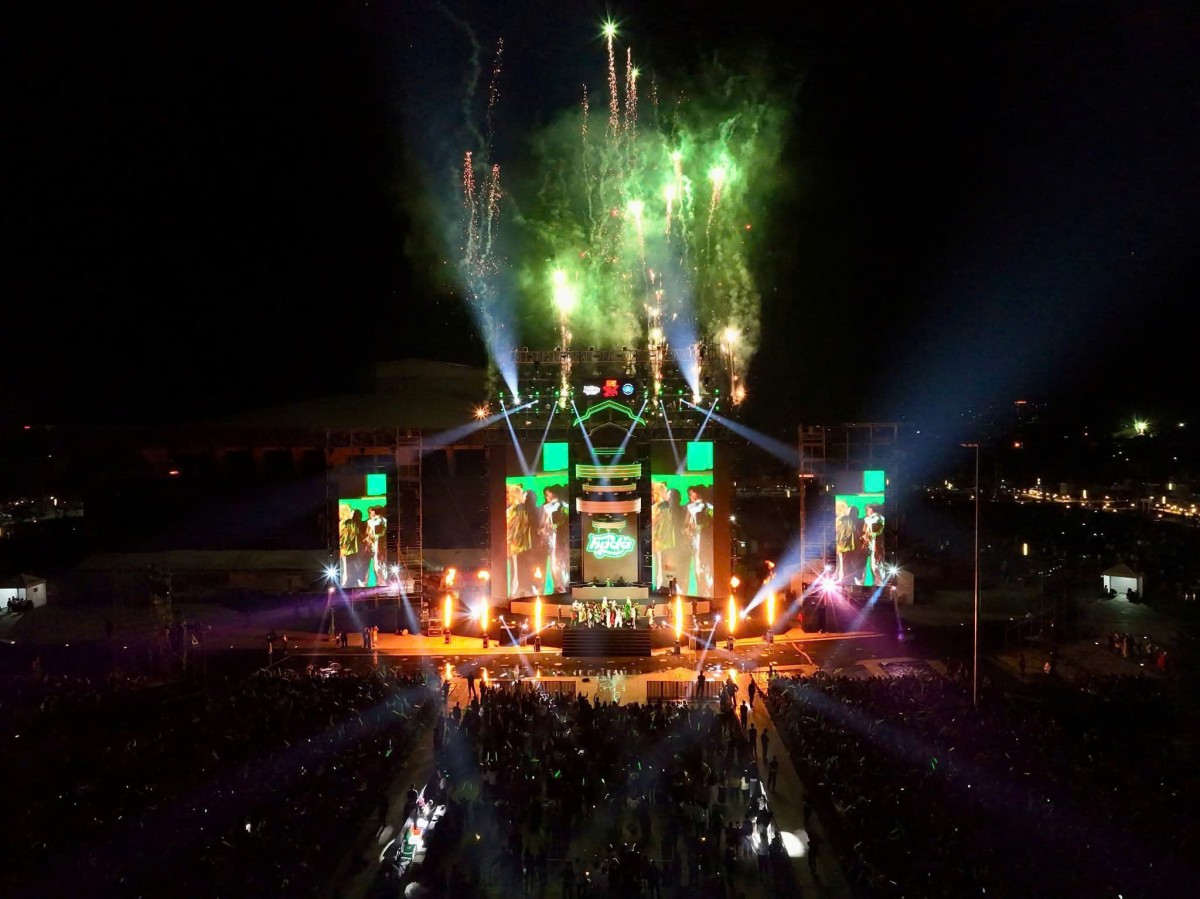 Không khí chào đón năm mới 2026 tại Huế hòa cùng không khí sôi động trên khắp cả nước, vỡ oà cùng pháo hoa nghệ thuật