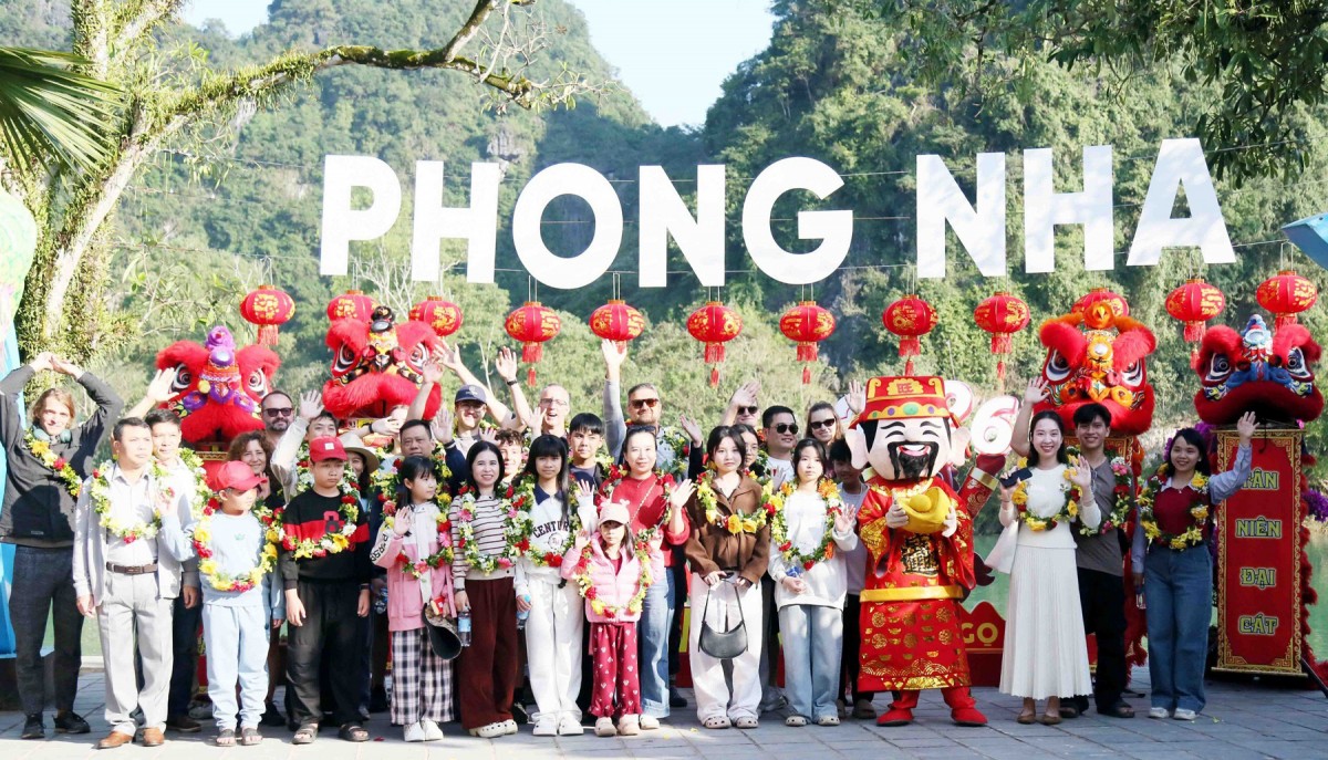 Tổ chức đón các đoàn khách tham quan du lịch đầu tiên đến Quảng Trị năm 2026