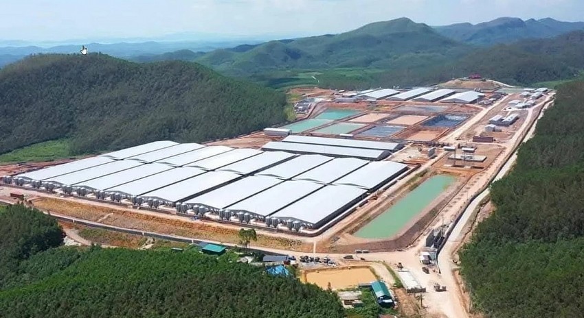 Trang trại chăn nuôi lợn công nghệ cao Greentech được xây dựng trên cao, xung quanh là đồi núi. Ảnh: Cường Vũ. 