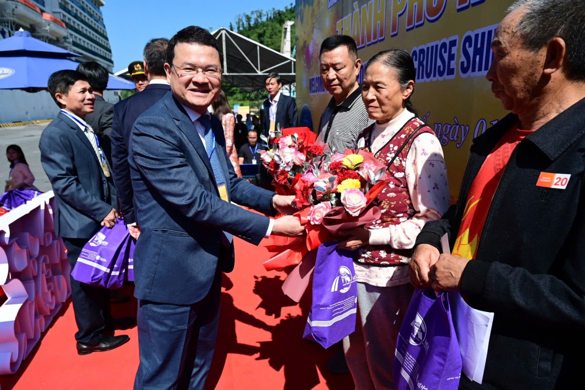 Lãnh đạo UBND TP. Huế, Sở Du lịch, đại diện Cảng Chân Mây và các đơn vị liên quan đã đón tiếp nồng hậu các du khách quốc tế ngay khi tàu vừa cập bến