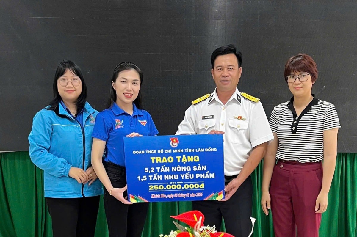 Lâm Đồng: Trao tặng nông sản và các nhu yếu phẩm cho quân và dân Đặc khu Trường Sa