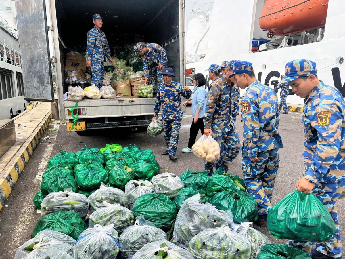 Lâm Đồng: Trao tặng nông sản và các nhu yếu phẩm cho quân và dân Đặc khu Trường Sa