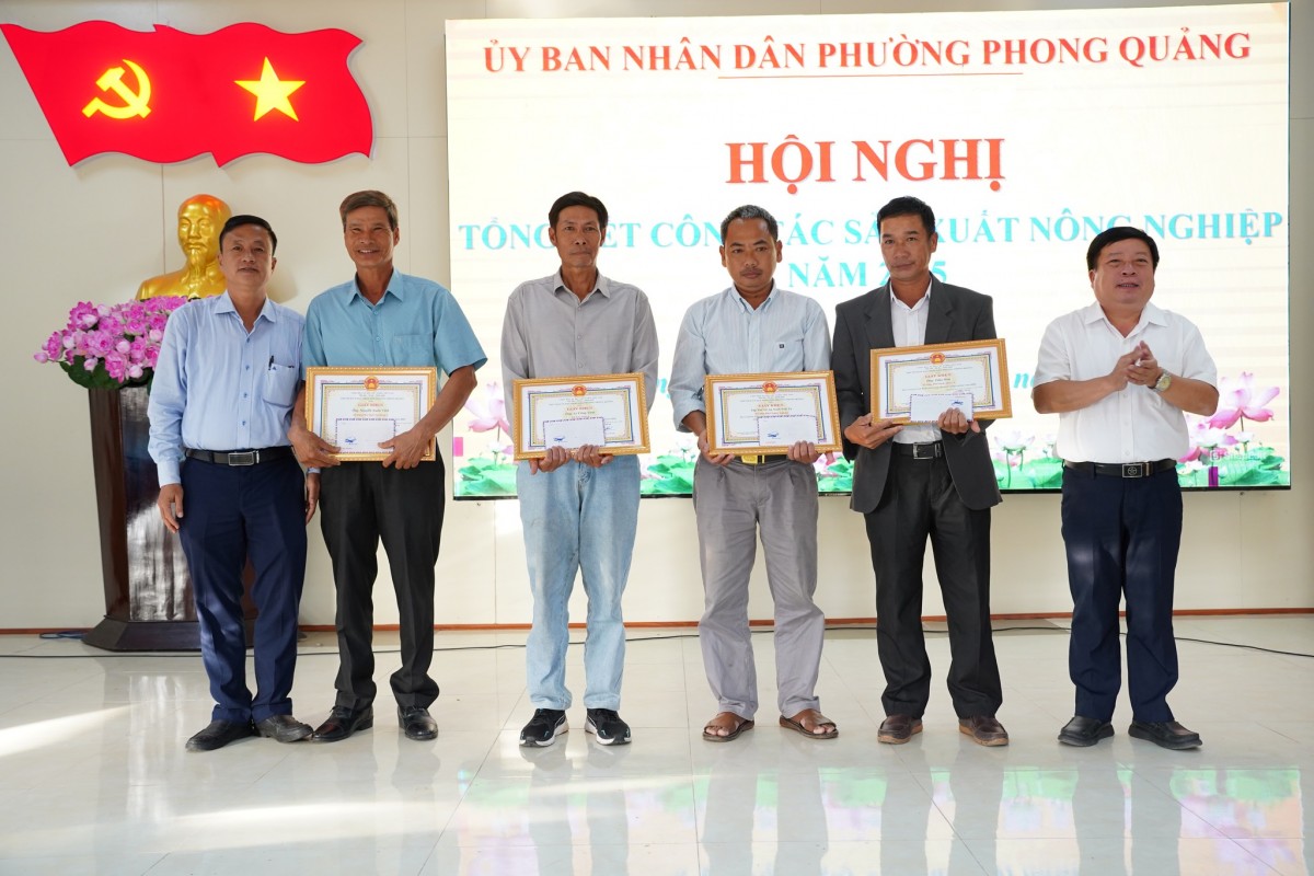 UBND phường Phong Quảng đã khen thưởng 01 tập thể và 03 cá nhân có thành tích tiêu biểu trong công tác sản xuất nông nghiệp năm 2025