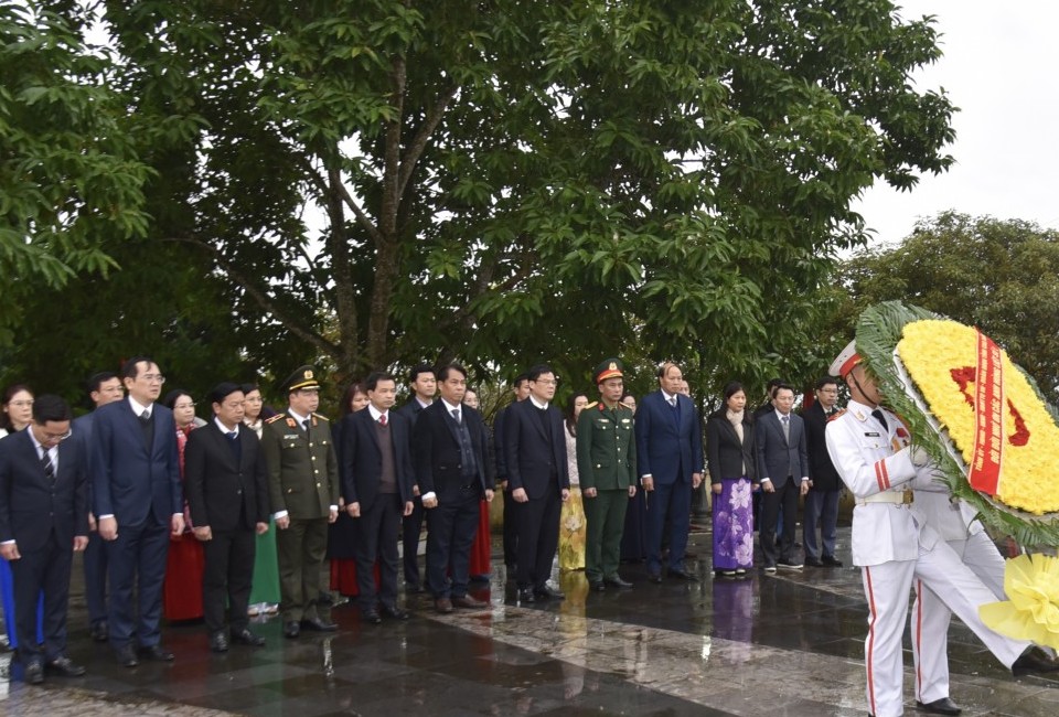 Đoàn đại biểu tỉnh Cao Bằng viếng Đài liệt sỹ nhân Kỷ niệm 80 năm Ngày Tổng tuyển cử đầu tiên bầu Quốc hội Việt Nam (6/1/1946 - 6/1/2026)