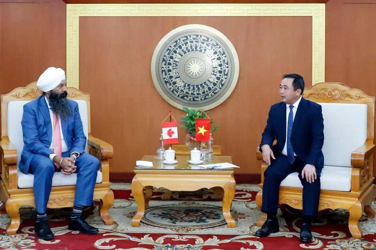 Bộ trưởng Bộ Nông nghiệp và Môi trường Trần Đức Thắng tiếp song phuong ông Randeep Sarai, Bộ trưởng Phát triển quốc tế Canada (Ảnh: Bộ Nông nghiệp và Môi trường).