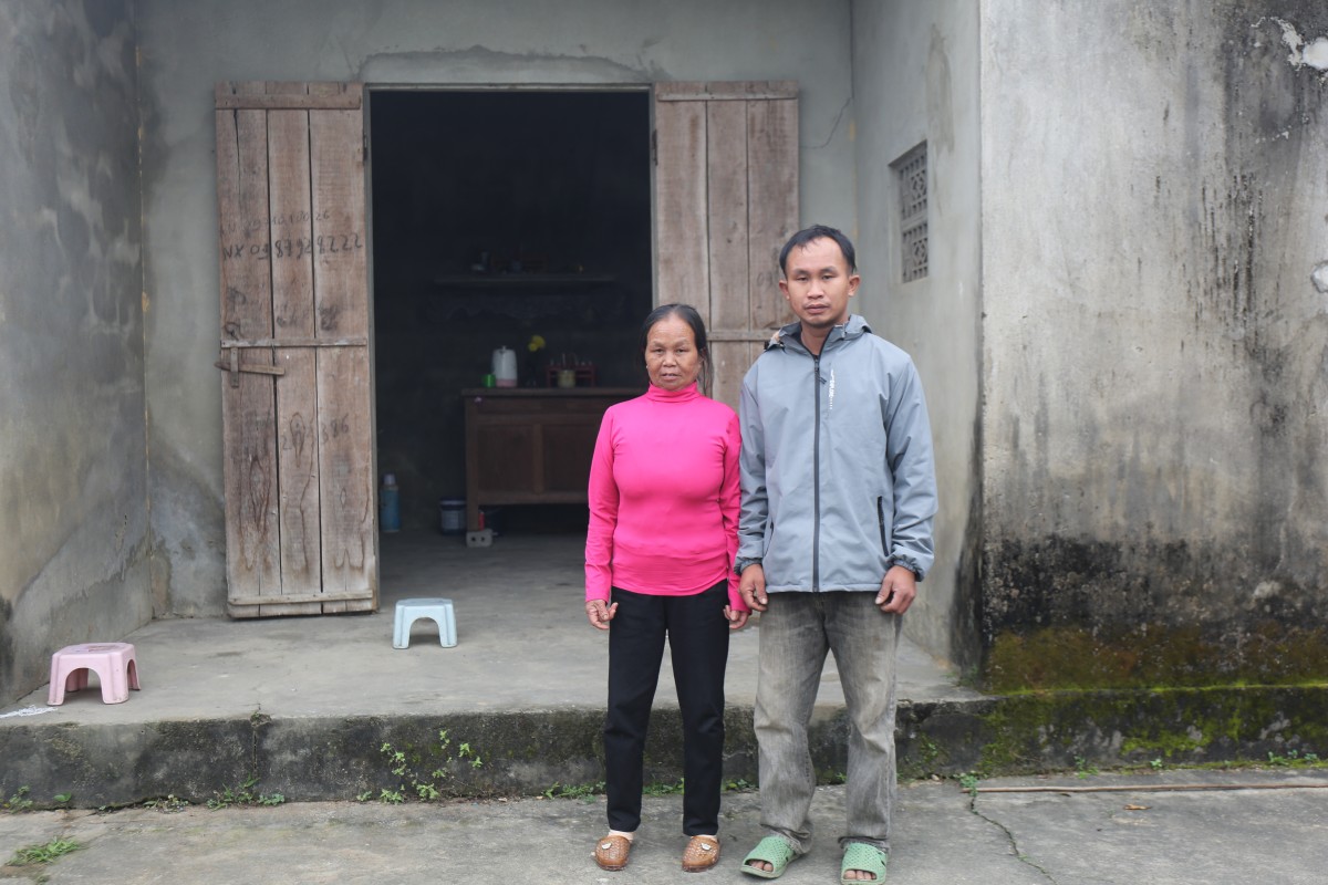 Bà Hoàng Thị Cường và người con trai Hoàng Văn Phúc (trú Thôn 5, xã Kim Bảng, tỉnh Nghệ An).