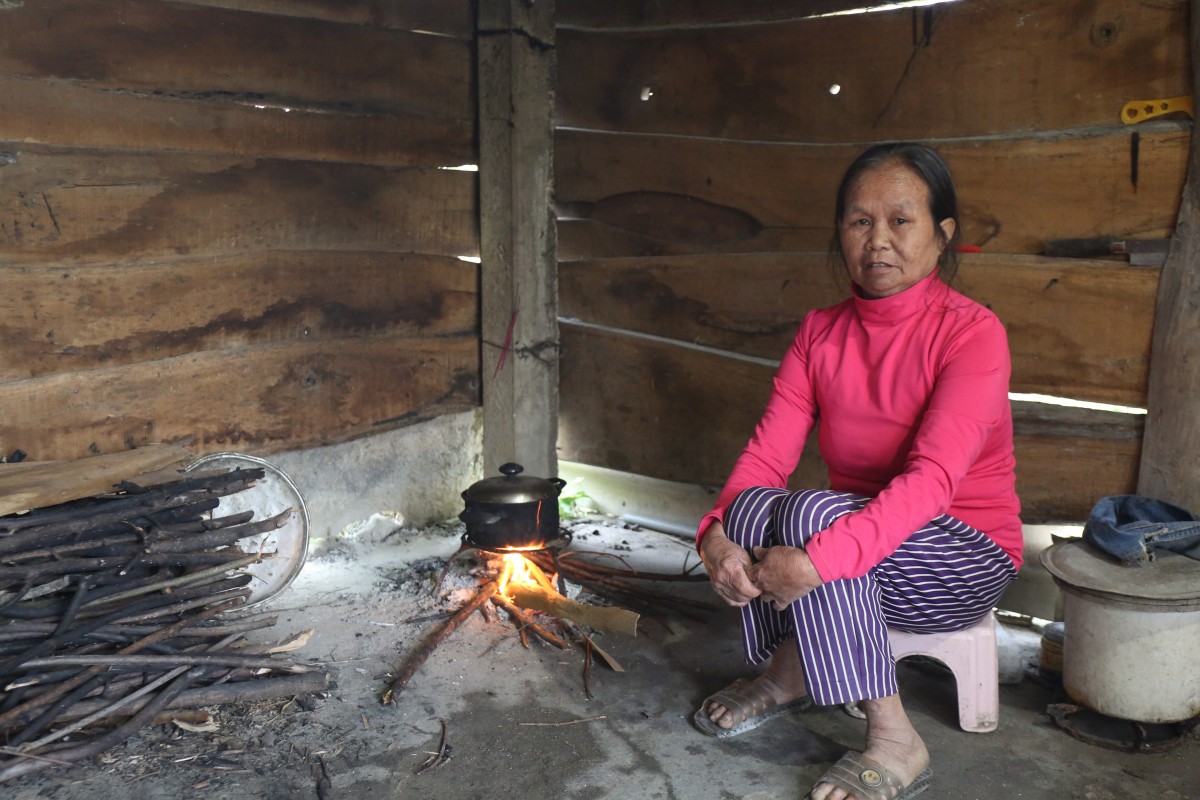 Xót xa cảnh hai mẹ con bệnh tật trong căn nhà rách nát ở xã biên giới