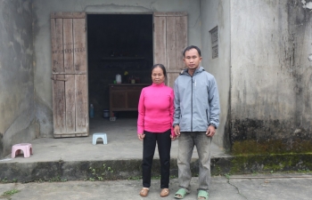 Xót xa cảnh hai mẹ con bệnh tật trong căn nhà rách nát ở xã biên giới