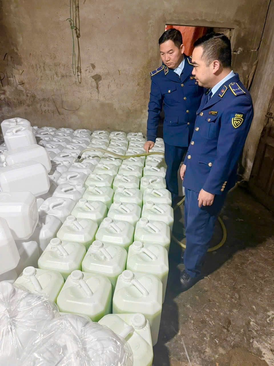 Thu giữ trên 800 lít rượu hương cốm không rõ nguồn gốc, xuất xứ tại Lào Cai